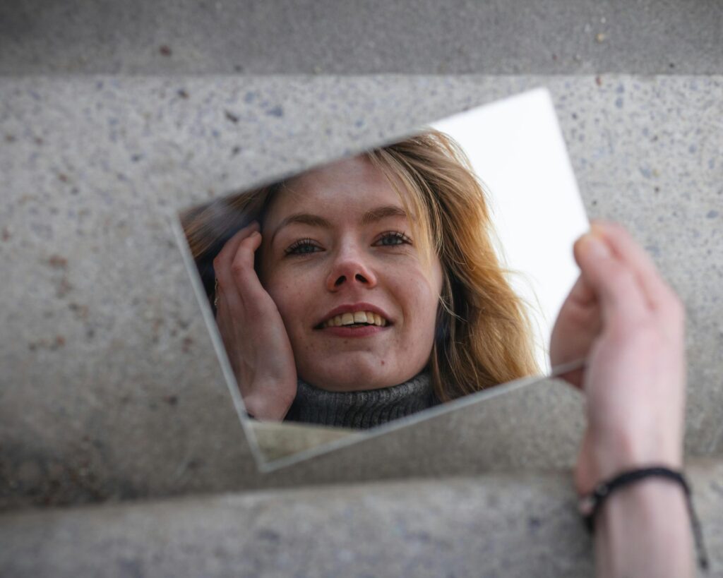 smile-holding-mirror